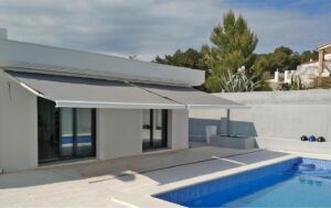 instal-lació de tendals a l'Escala